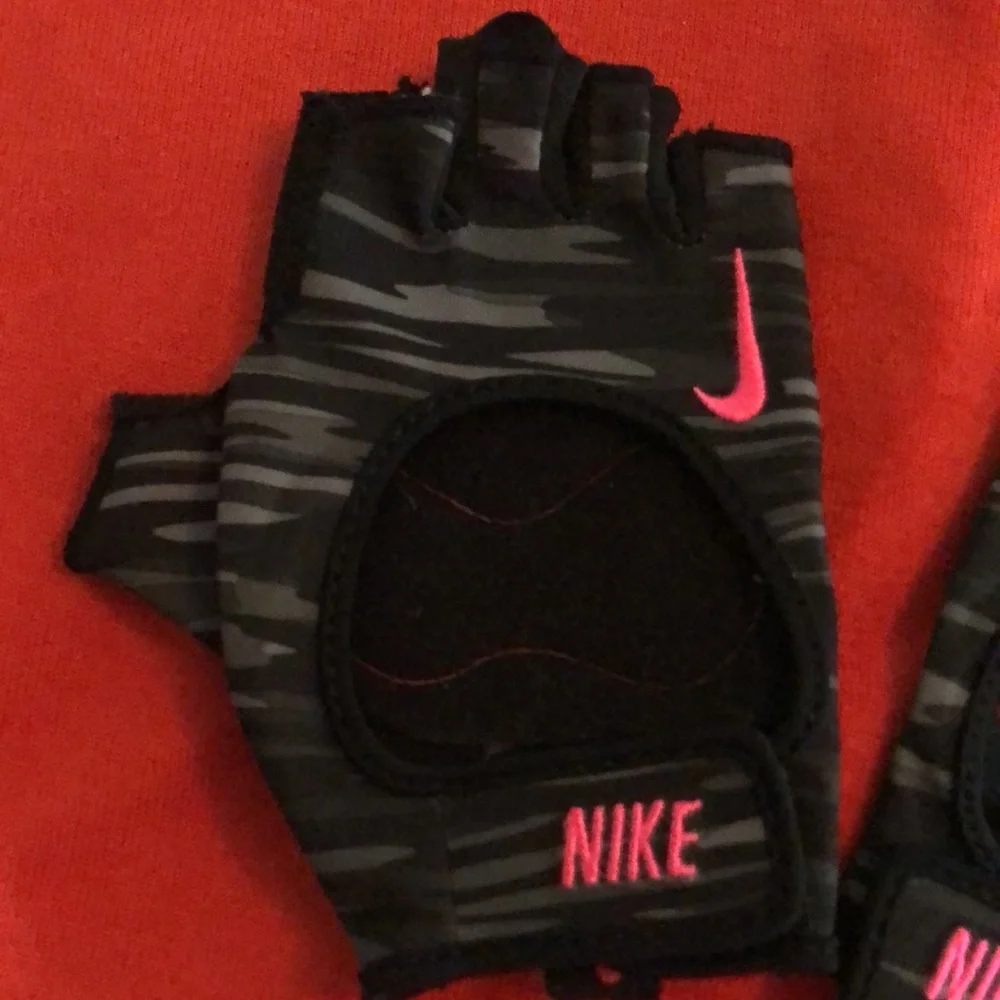NIKE gloves with no tags. New. Tried but since day 1 couldn’t work. - Picture 3 of 8
